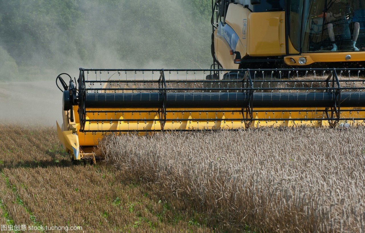联合收割机在谷物种植与收割中的关键作用